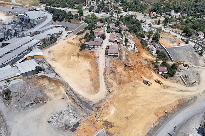 Maden sahasının ortasında kalan mahalleli uçurumun kenarında yaşıyor