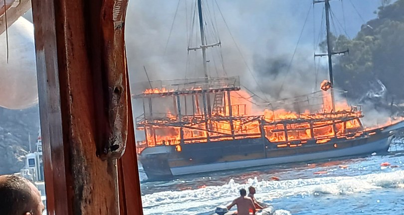 Denizde can pazarı: Gezi teknesi bir anda alev topuna döndü