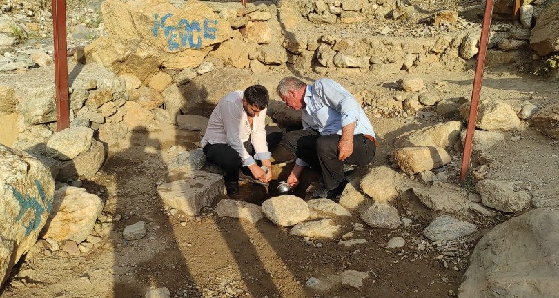 Doktor yerine şifalı olduğuna inandıkları suda çareyi arıyorlar