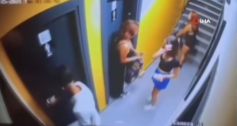 Kafe tuvaletinde unutulan telefonu alıp giden çift kamerada