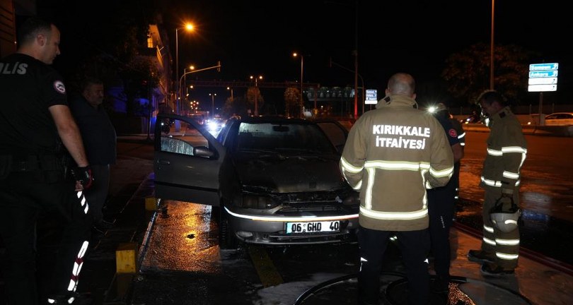 Gece yarısı hayatının şokunu yaşadı: Galeriden aldığı otomobil, evine gidemeden yandı