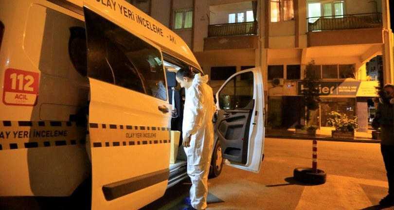 Binayı saran ağır koku ihbarına gelen polis ekipleri daire sahibinin cansız bedeni ile karşılaştı