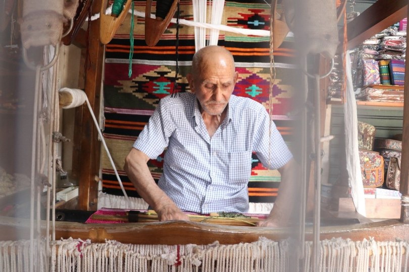 82 Yaşındaki Yaşar Elbir, Gaziantep’in Tarihi Dokusu ile Kilim Dokumaya Devam Ediyor