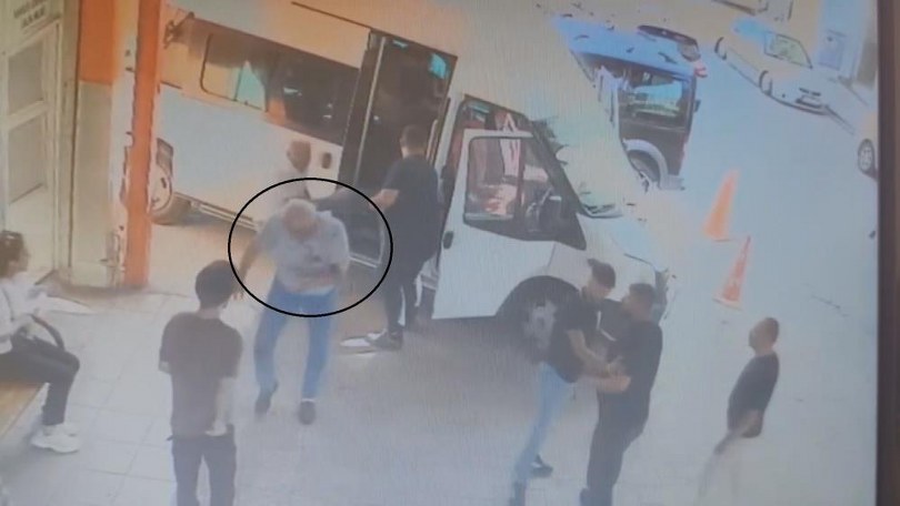 Yolcu, minibüs şoförünün kulağını ısırarak koparttı