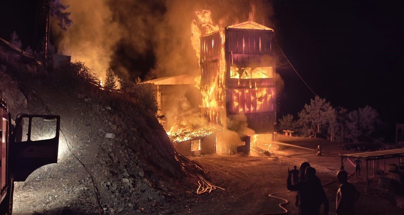 Krom maden tesisi alev alev yandı, 18 araç müdahale etti