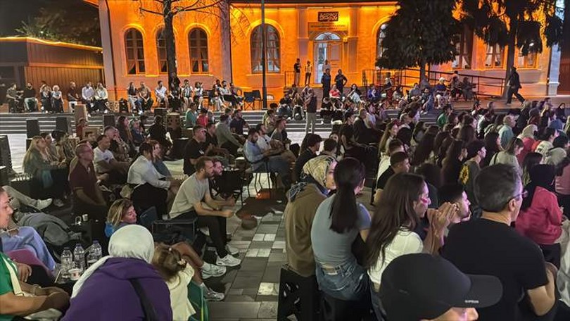 Türkiye-İtalya yarı final voleybol maçı dev ekranda izlendi