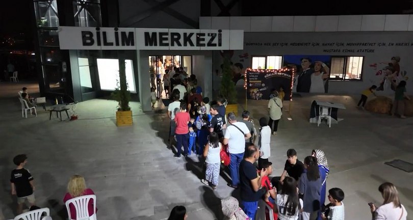 Ay’ın ışıltılı yüzünü teleskopla izlemek için akın ettiler