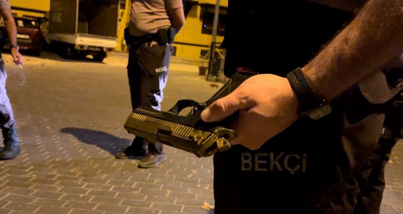 Devriye atan ekipleri görünce tabancayı kaldırıma attı