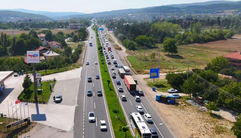 ünelin trafiğe kapatılması şehir trafiğini felç etti: Ambulans geçmekte zorlandı