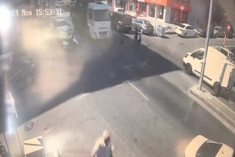 Yolun karşısına geçmeye çalışan çocuğa vinç aracı çarptı, o anlar kamerada