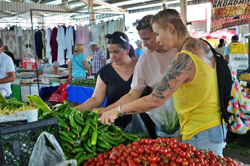 Ruslar Türkçe öğrenmeyince pazarcılar Rusça öğrendi
