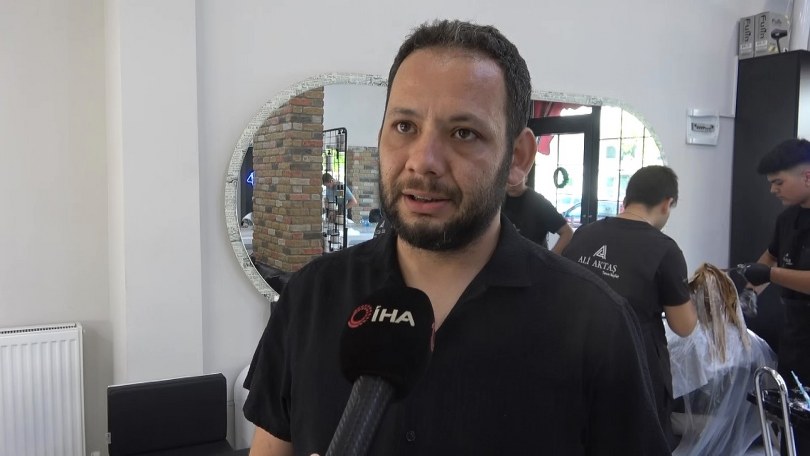 Kanser olan müşterisine destek olmak isteyen kuaför kendi saçını da kazıdı