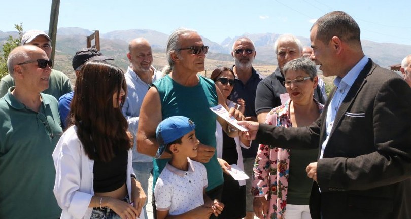 Sağlık ekipleri köylerde keneye karşı vatandaşları bilgilendiriyor