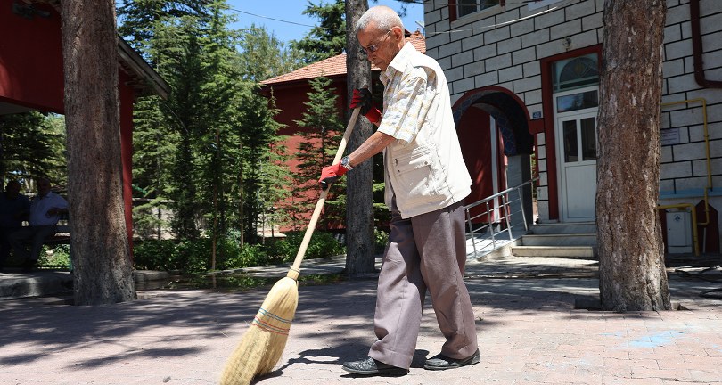 Kolunda platin bacağındaki protezle 86 yaşında her gün cami temizliyor