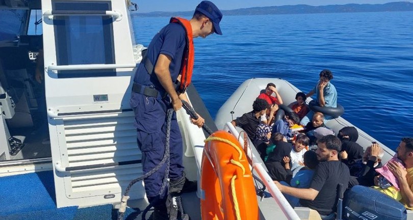 Ayvalık açıklarında 18 düzensiz göçmen kurtarıldı