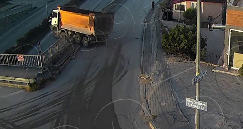 Hafriyat kamyonunun 5 metrelik duvardan uçtuğu anlar kamerada