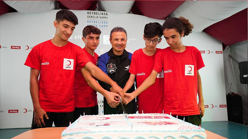 Alper Gezeravcı gençlik kampında öğrencilerle buluştu