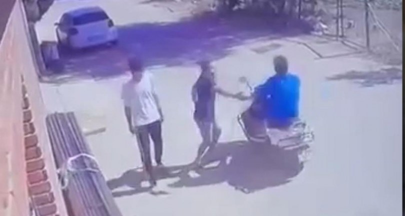 Motosiklet üzerindeki arkadaşına yaptığı şaka, ölümle burun buruna getirdi