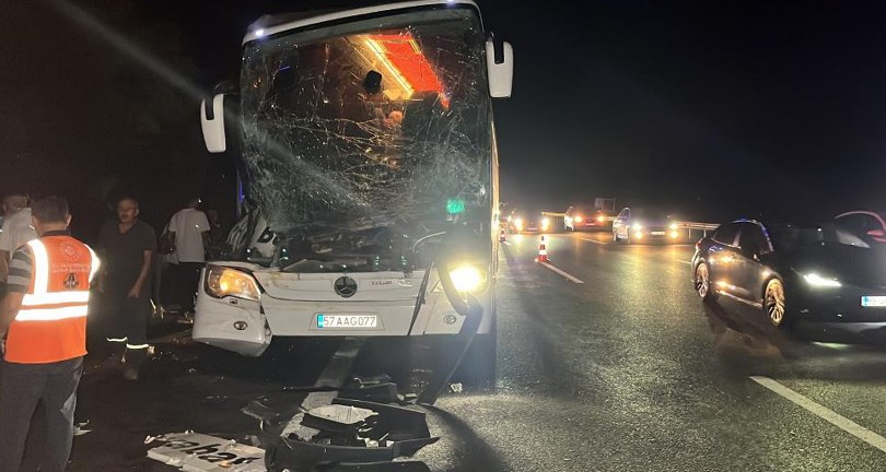 Otobüs tıra arkadan çarptı: 25 yaralı