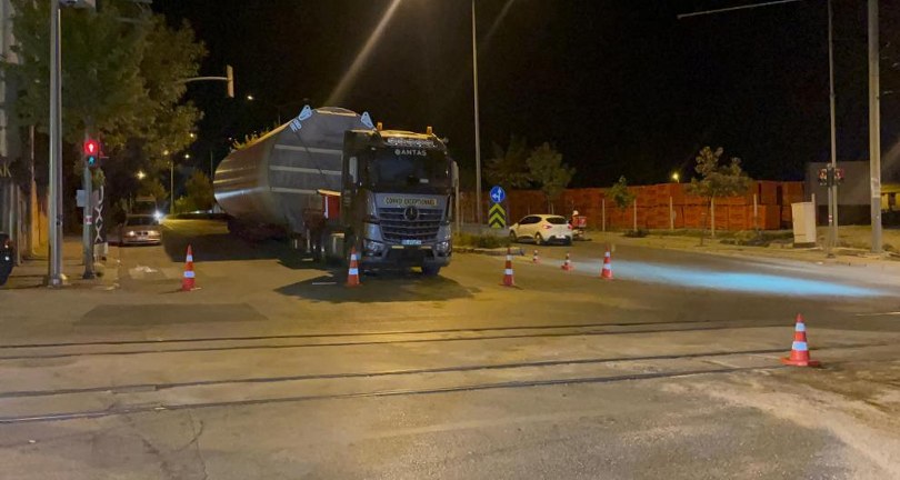 86 tonluk rüzgar türbini gövdesi taşıyan tır yolda kaldı