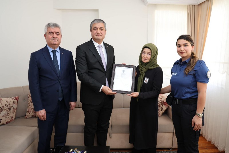Vali Yavuz, Şehit Ailesine ‘Şehadet Belgesi’ Takdim Etti