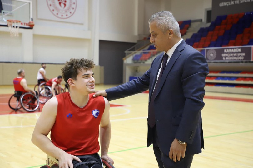 Karabük Gençlik ve Spor İl Müdürü Coşkun Güven’den Demir Kartal Basketbol Takımına Ziyaret
