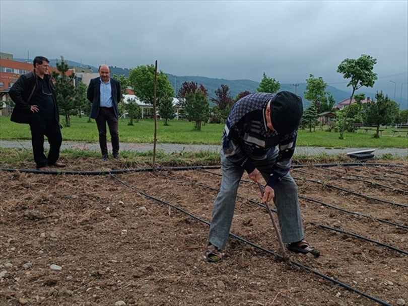 Bolu’da fizik tedavi hastaları, hobi bahçesinde toprakla ilgilenip stres atıyor