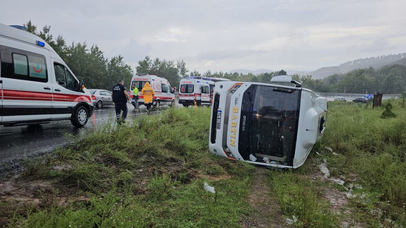 Zonguldak’ta yolcu midibüsü devrildi