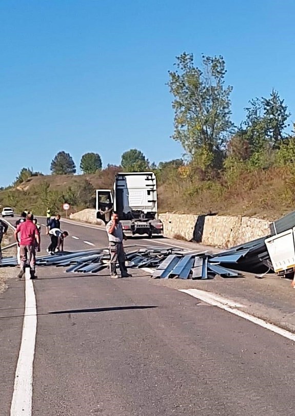 Demir yüklü tır kazaya karıştı, facianın eşiğinden dönüldü
