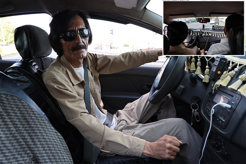 Diyarbakır’da bu taksiye binen yolcular, şoförün seslendirdiği şarkılar ile yolculuk yapıyor