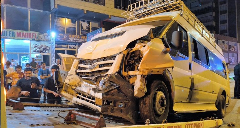 Fındık işçilerini taşıyan minibüs kaza yaptı: 4 yaralı