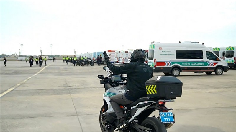 Bakan Yerlikaya, hizmete alınan yeni motosikletleri denedi