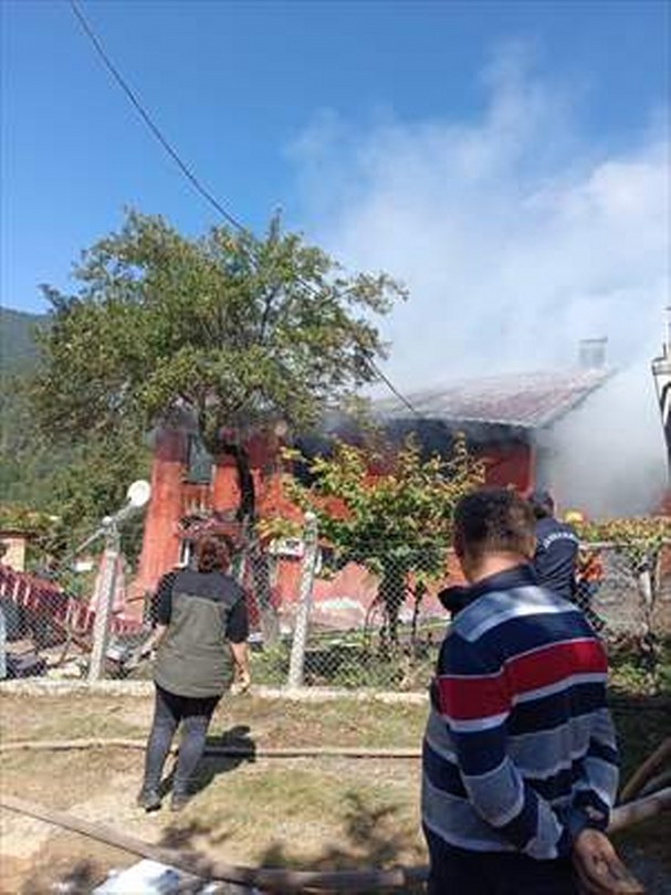 Mengen’de ahşap evde çıkan yangın söndürüldü