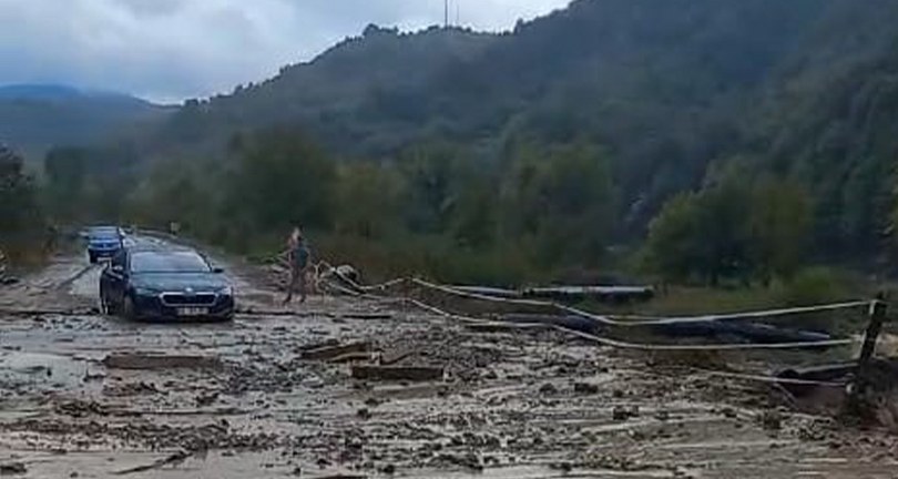 Yağış sonrası çamur yola aktı, temizleme çalışması başlatıldı