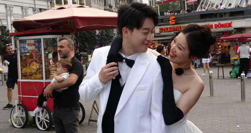 Taksim’de düğün fotoğrafı çektiren Çinli çift ilgi odağı oldu