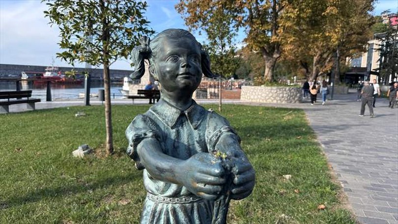 Zonguldak’ta “Atatürk’e çiçek veren kız heykeli”ne zarar verildi