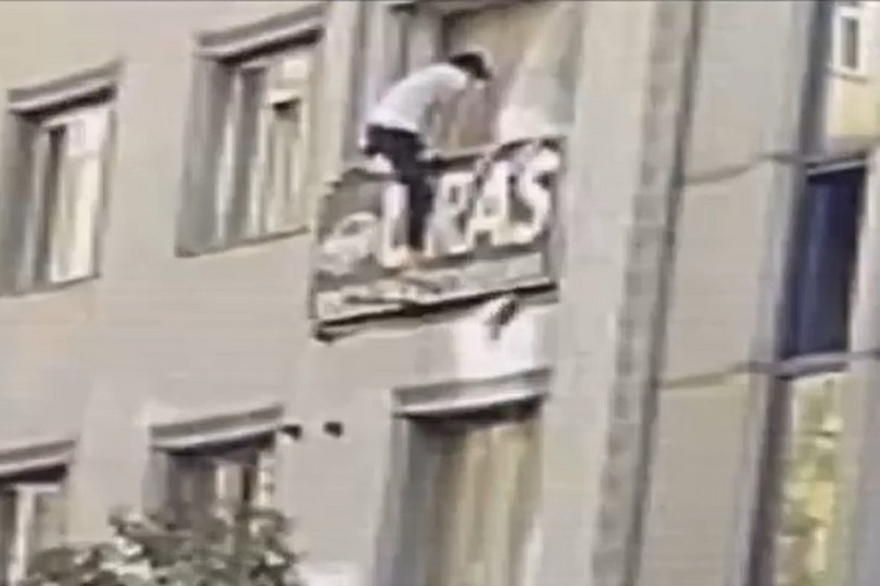 Korkuyla balkondan atlamaya çalıştı, o anlar güvenlik kamerasına yansıdı
