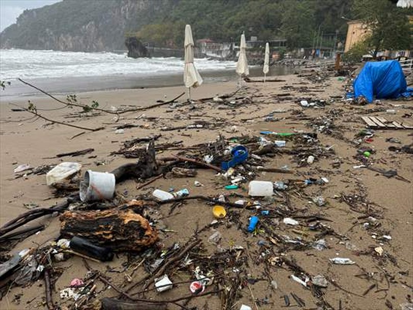 Bartın’da sağanakla denize sürüklenen atıklar İnkumu sahilinde kirlilik oluşturdu
