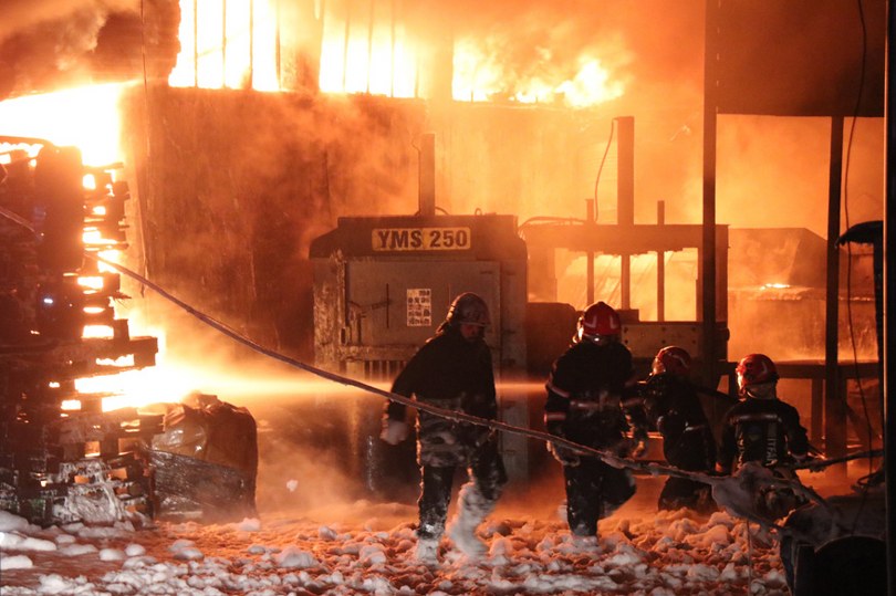 Kauçuk fabrikasında başlayan yangın beraberinde 4 iş yerini daha kül etti