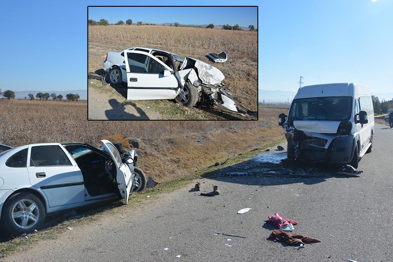 Afyonkarahisar’da öğrenci servisinin karıştığı kazada 4 kişi hayatını kaybetti