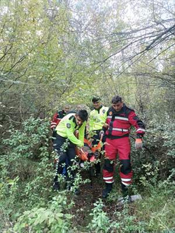 Bartın’da mantar toplarken düşerek ayağı kırılan kadın, ekiplerce kurtarıldı
