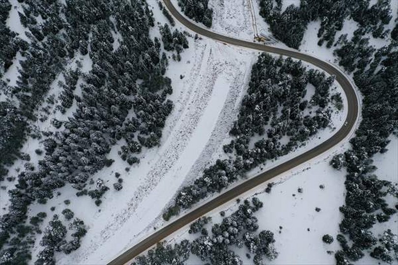 Kastamonu’da karla kaplanan ormanlar dron ile görüntülendi