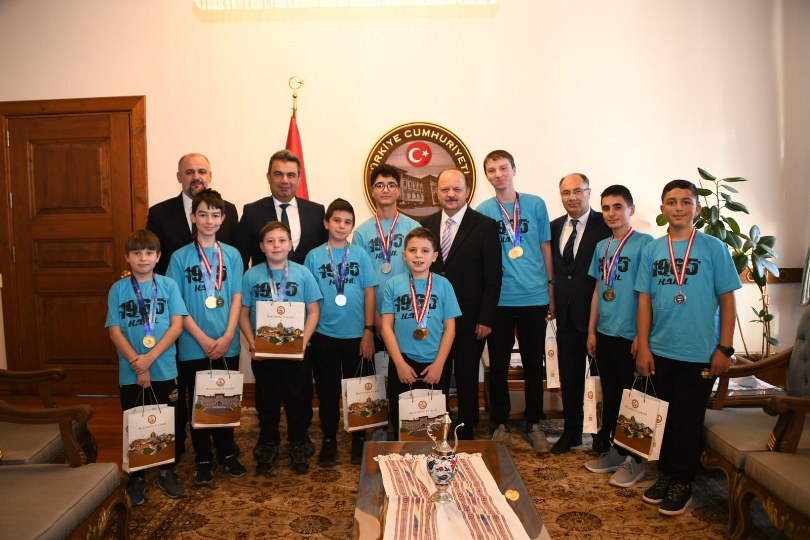 “16. Uluslararası MEB Robot Yarışması”nda dereceye giren öğrenciler Vali Dallı’yı ziyaret etti