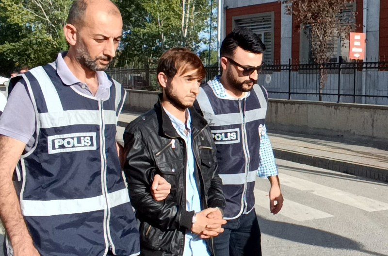 Peruklu dolandırıcı yakayı ele verdi