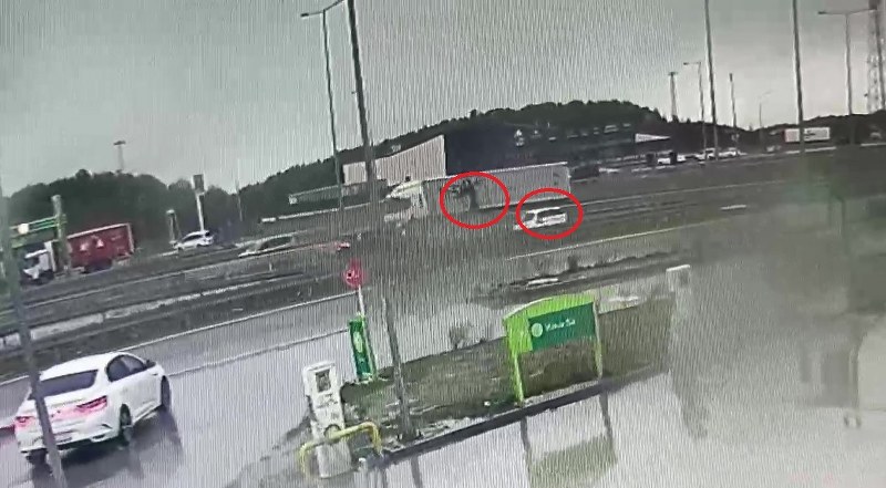 Kazaya yardım etmek isterken canından oldu