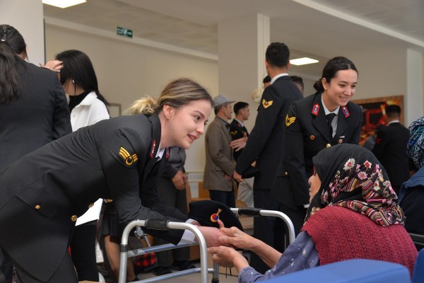 Jandarma huzurevi sakinlerinin yüzünü güldürdü