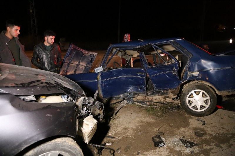 Otomobil ile çarpışan Tofaş hurdaya döndü