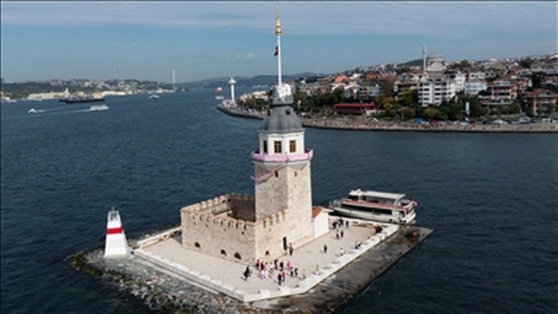 Meme kanserinde farkındalık için Kız Kulesi’ne pembe kurdele asıldı