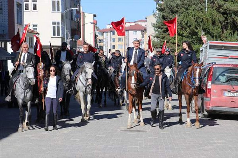 İstiklal Yolu’nu at sırtında geçtiler