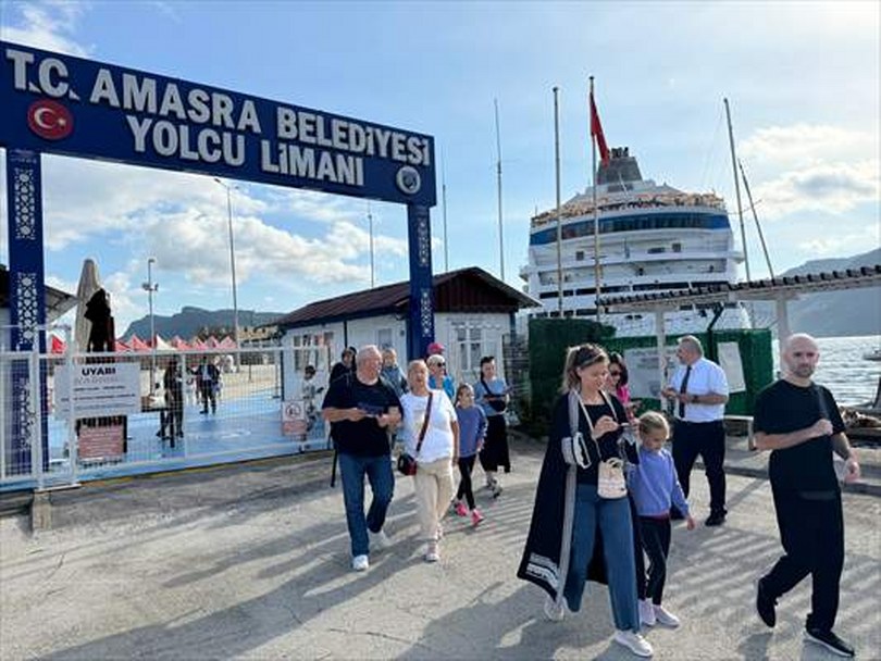 “Astoria Grande” kruvaziyeri Amasra’ya 1031 yolcu getirdi
